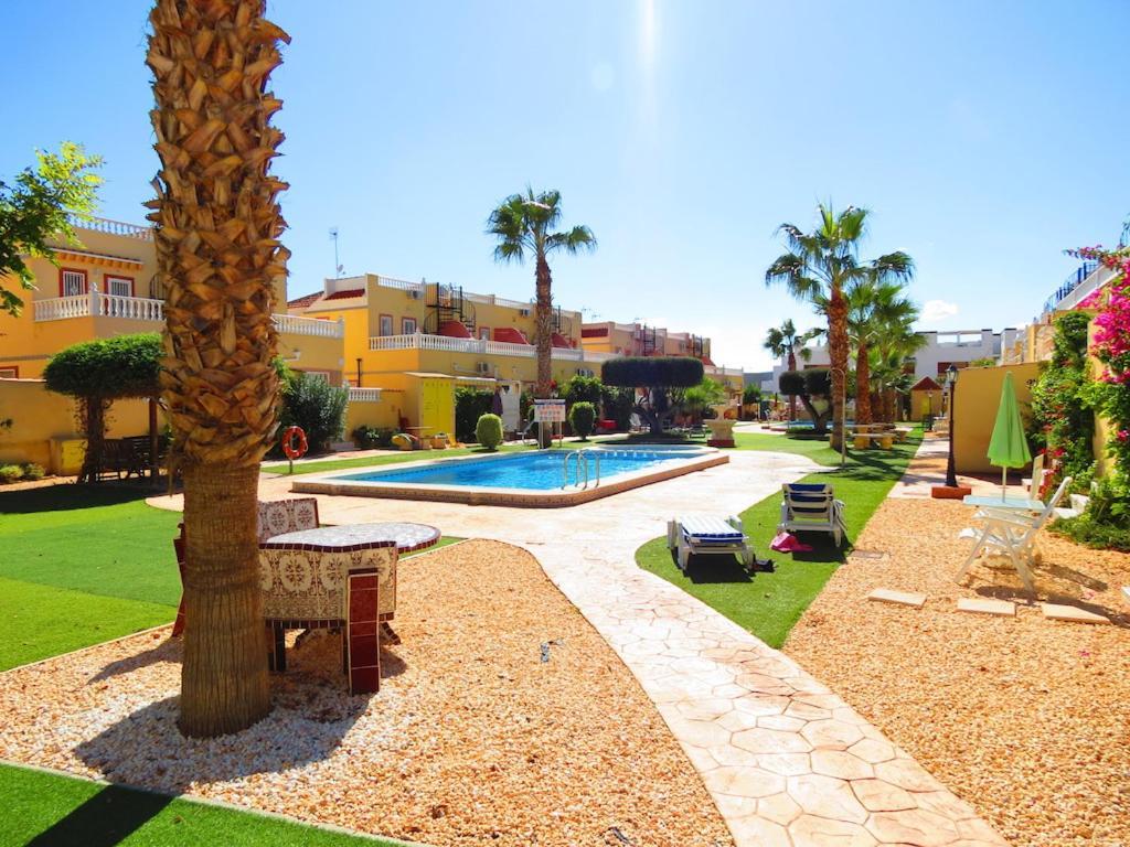 Вілла Casa La Zenia Elite Townhouse With Shared Pool And 10 Minutes Walk To Beach Оріуела Екстер'єр фото