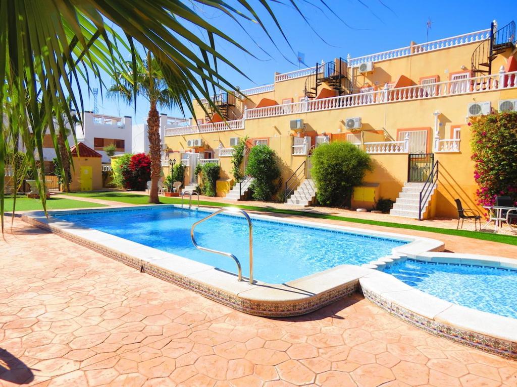 Вілла Casa La Zenia Elite Townhouse With Shared Pool And 10 Minutes Walk To Beach Оріуела Екстер'єр фото