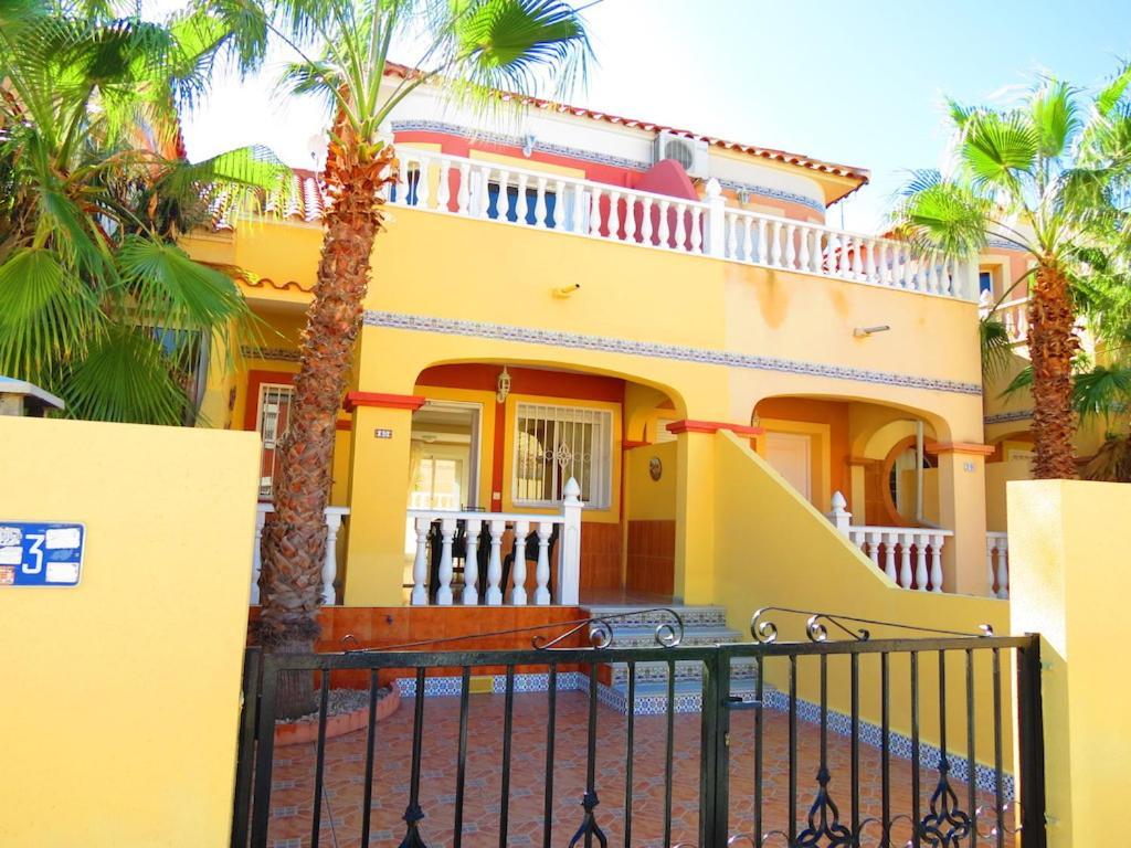 Вілла Casa La Zenia Elite Townhouse With Shared Pool And 10 Minutes Walk To Beach Оріуела Екстер'єр фото